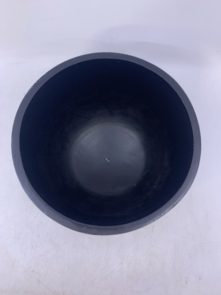 BLACK LINED WOOD PLANTER.