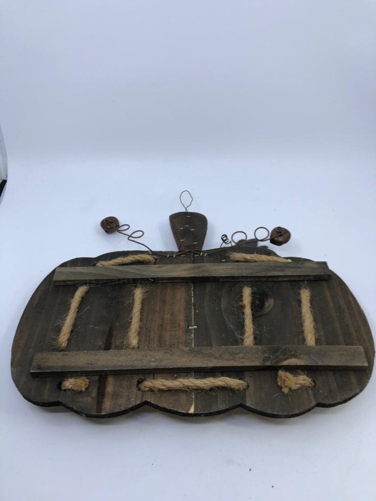 WOOD WELCOME PUMPKIN DOOR HANGING.