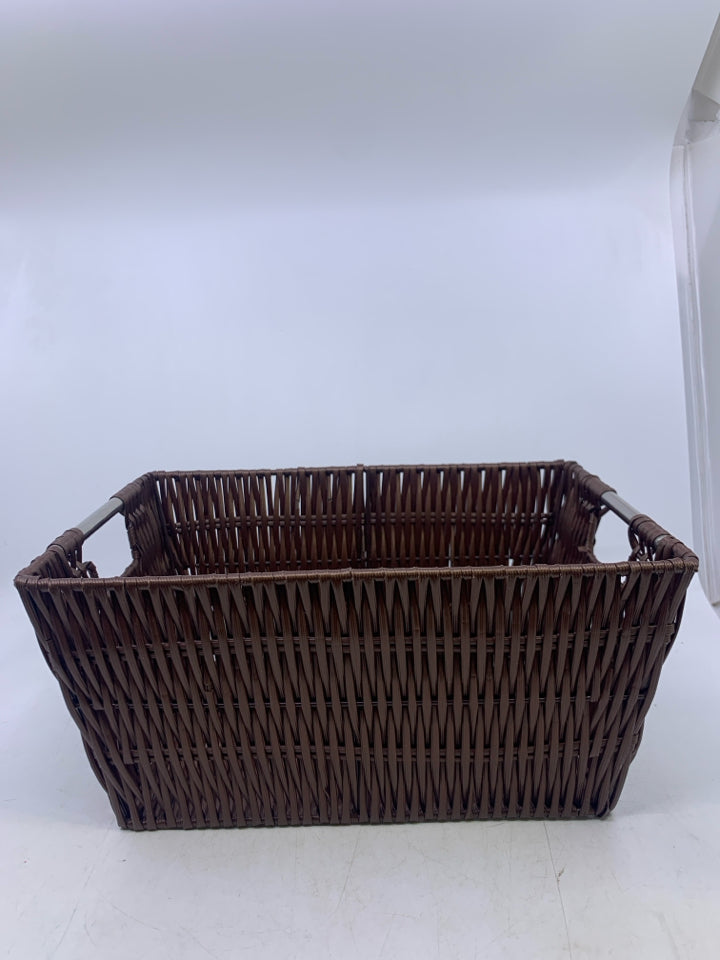 BROWN PLASTIC WOVEN W/ SILVER METAL HANDLES.