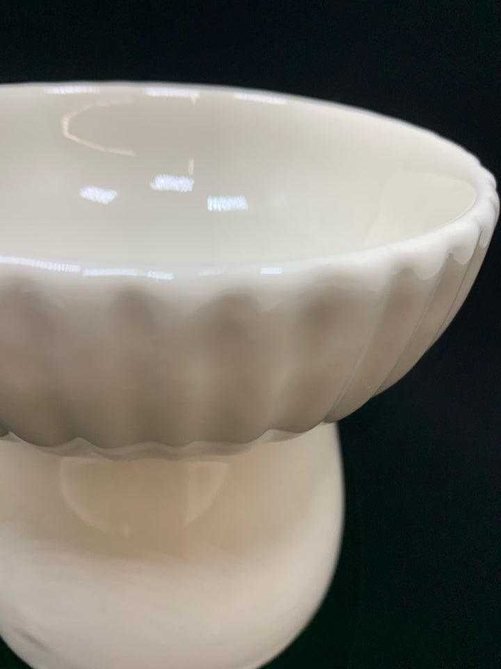 RAISED CERAMIC PET BOWL.