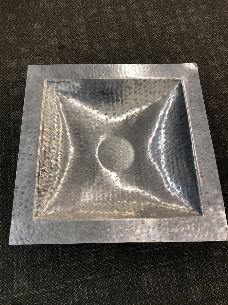 LG HAMMERED METAL CENTERPIECE TRAY.