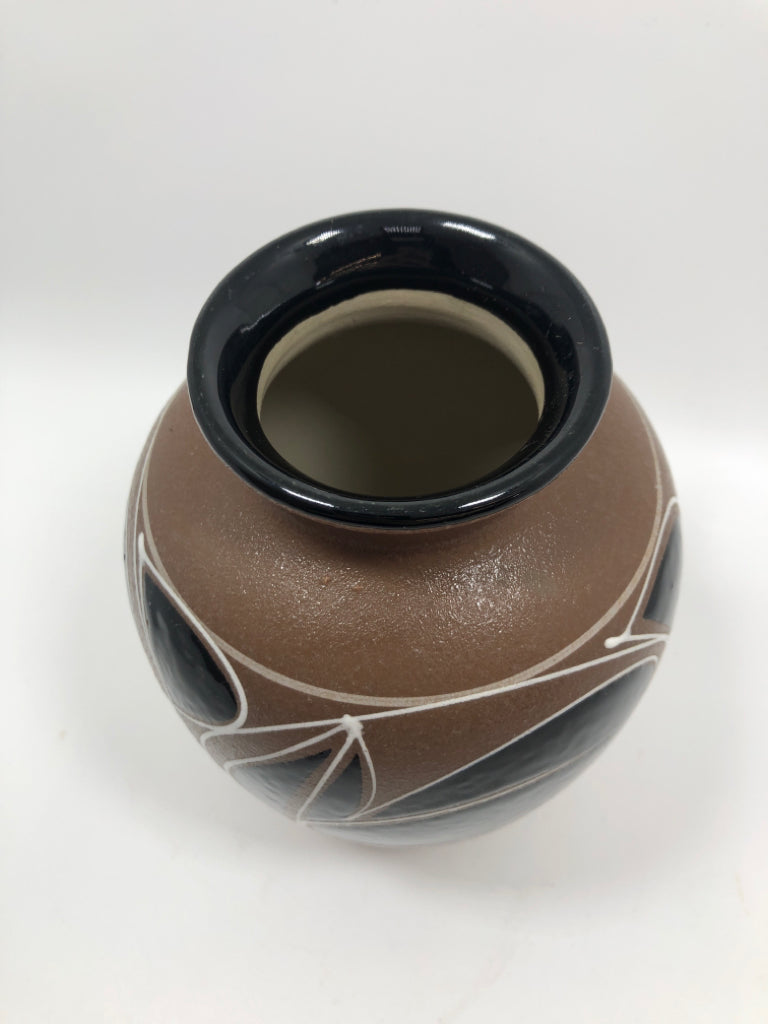 BROWN GLOSS BLACK LEAF VASE.