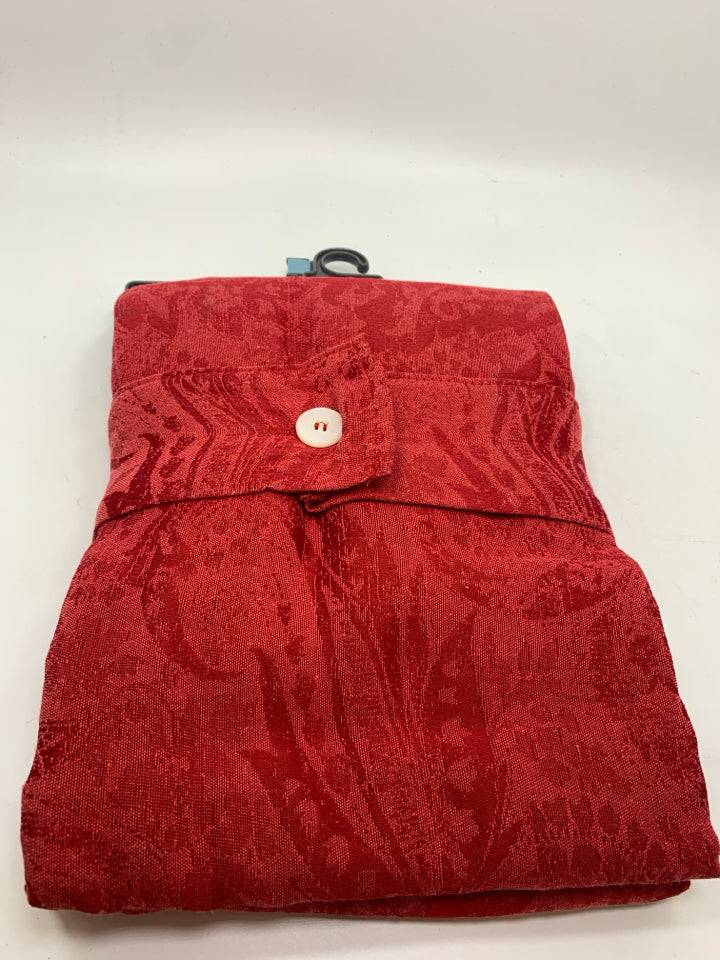 NIP RED OBLONG THRESHOLD TABLECLOTH.
