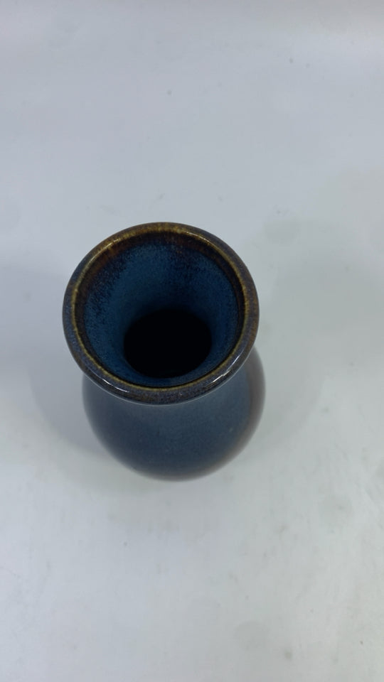 BROWN/BLUE CERAMIC BUD VASE.