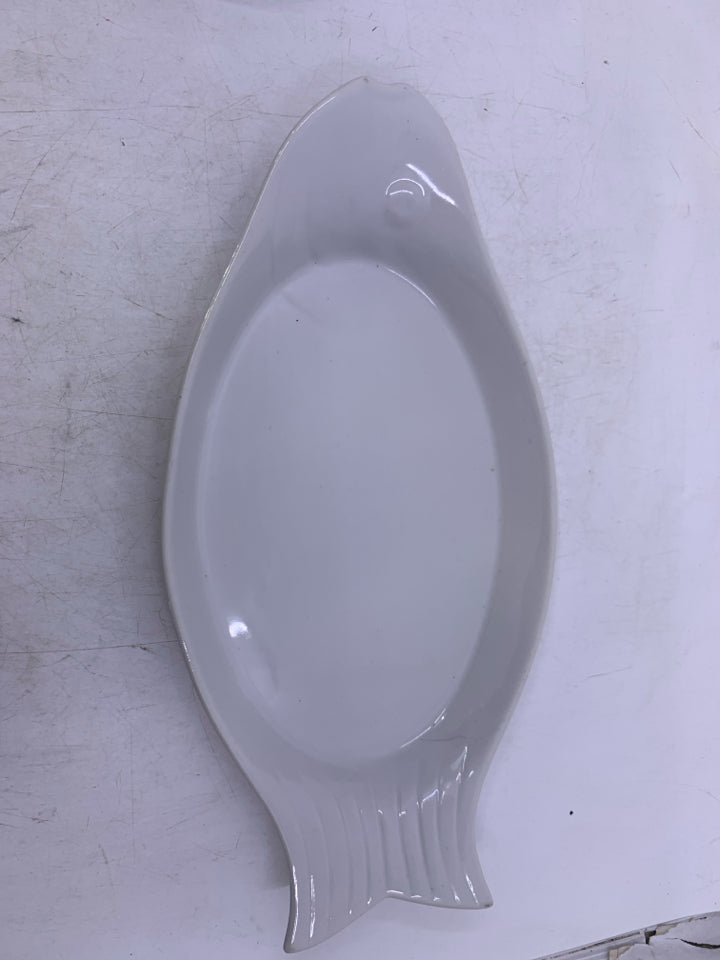 WHITE FISH SHAPED SHALLOW BAKING DISH.