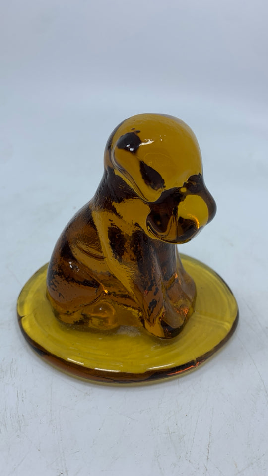 VTG AMBER GLASS DOG W/CIRCULAR BASE.