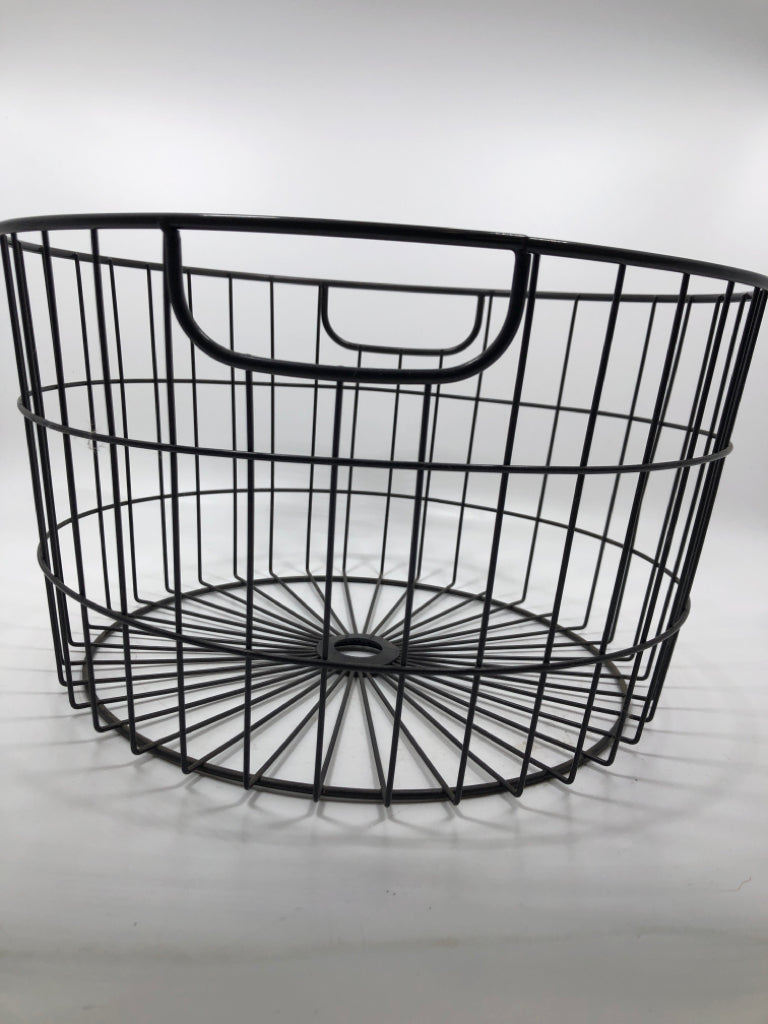 METAL WIRE BASKET.