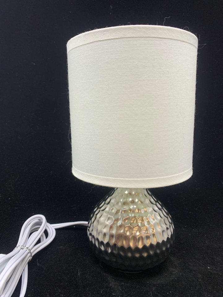 SM SILVER BALL DESK LAMP W/WHITE SHADE.