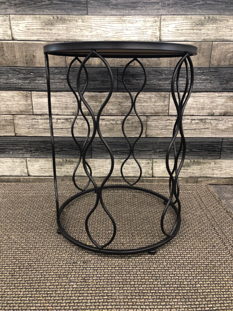 METAL WAVE SUPPORT END TABLE W/ MIRRORED TOP.