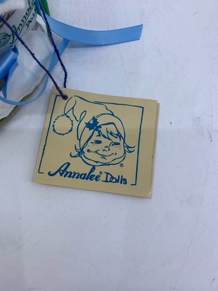 ANNALEE BOY HAVING TEA 1997-98 LOGO KID.