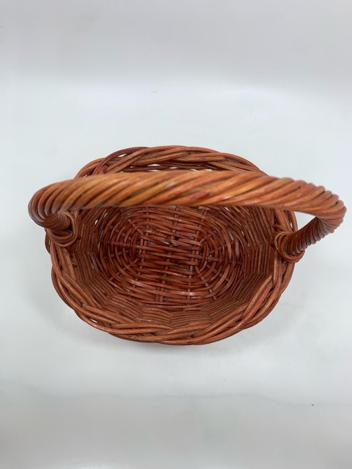SM RED WICKER BASKET.