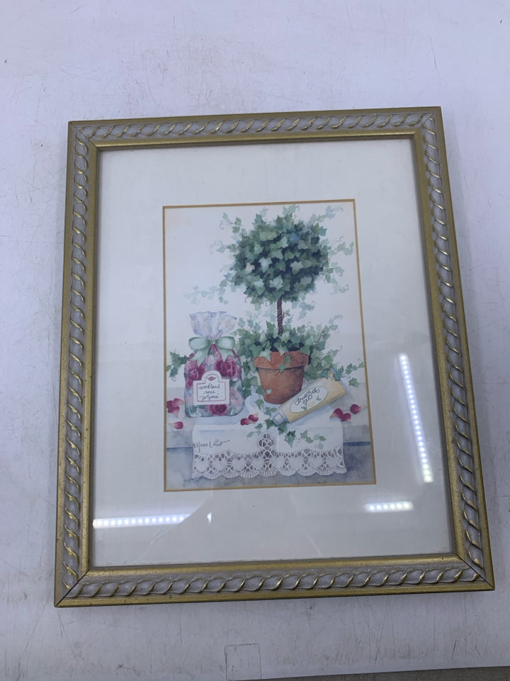 IVY BALL TREE W/ BATH GEL ON TABLE WALL HANGING.