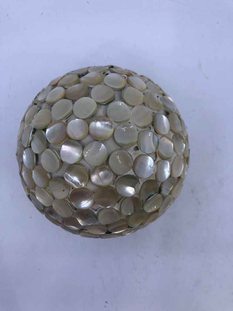 PEARL BALL SHELF DECOR.