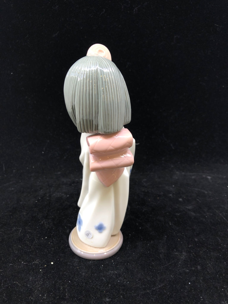 LLADRO LITTLE GIRL HOLDING LANTERN.