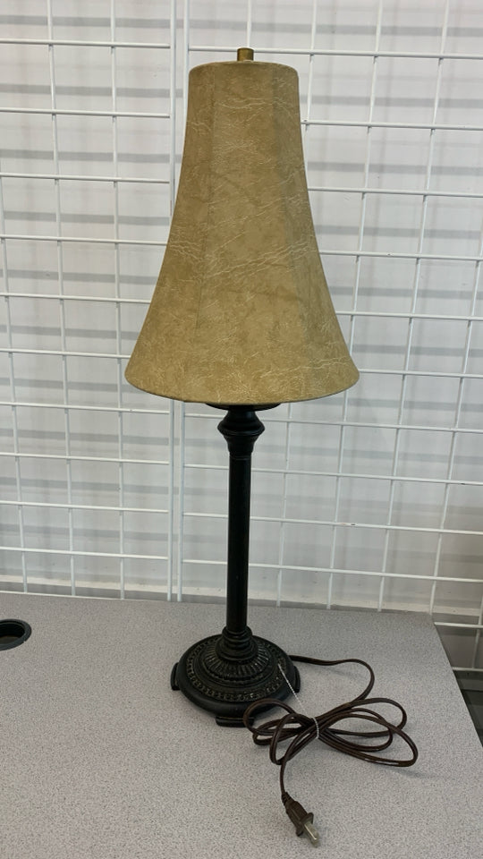 BLACK METAL BASE LAMP W/TAN FAUX LEATHER SHADE.