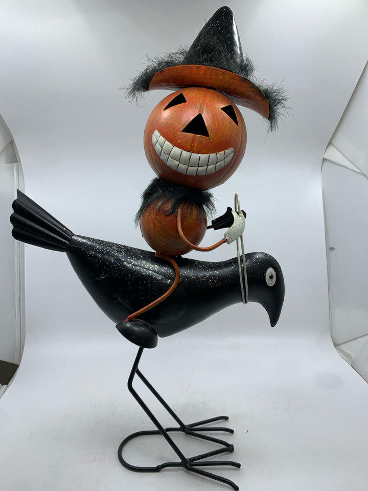 METAL PUMPKIN RIDING CROW DECOR.
