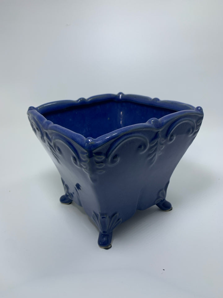 FOOTED DARK BLUE PLANTER W/ EMBOSSED SCROLL EDGE.