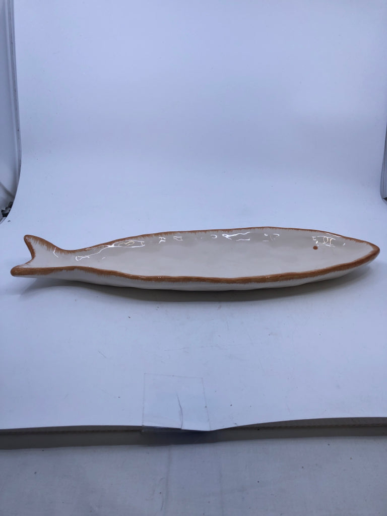 WHITE FISH SERVER W ORANGE RIM.