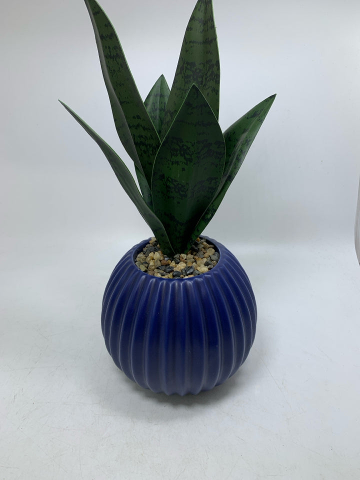 DARK BLUE RIBBED VASE W/ FAUX LEAVES.