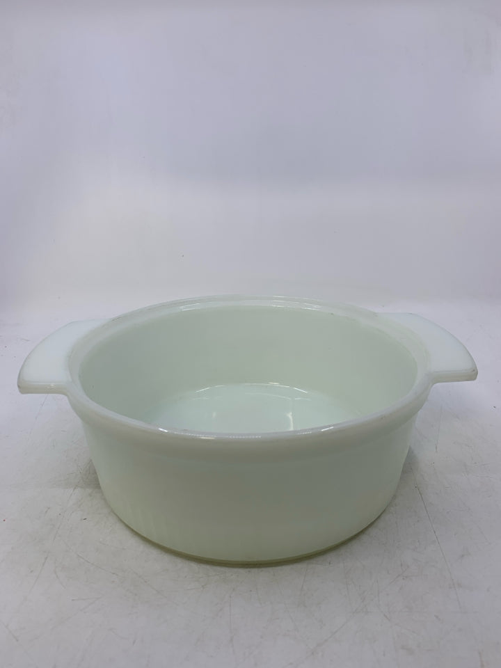CIRCLE CASSEROLE DISH W/ RIBBED BOTTOM HANDLES.