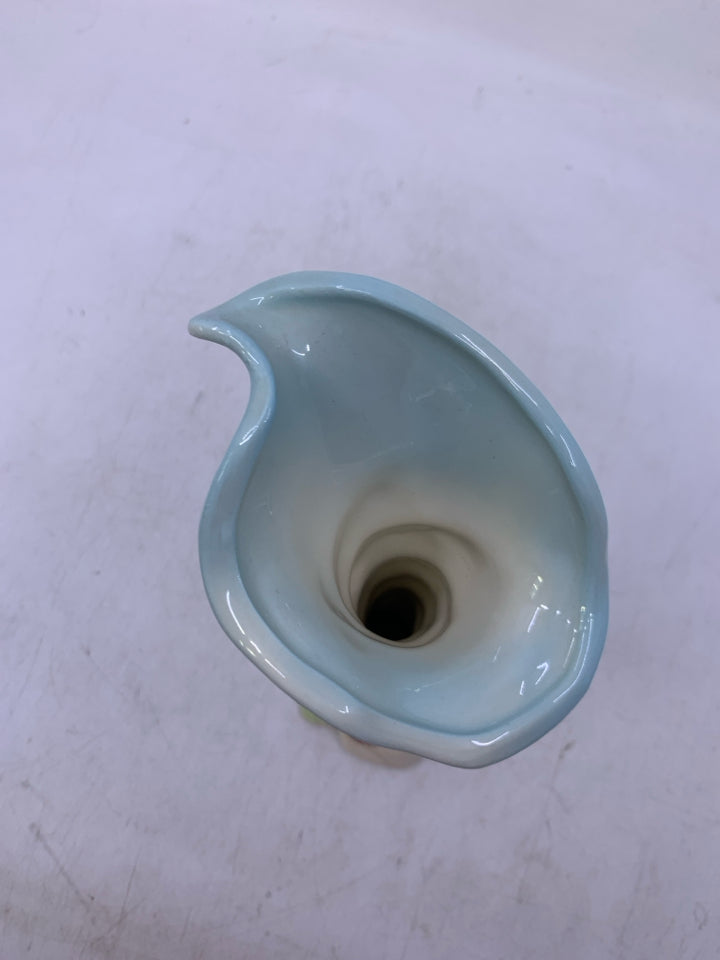 VTG CORNUCOPIA SHAPED VASE W/ RED BERRIES.