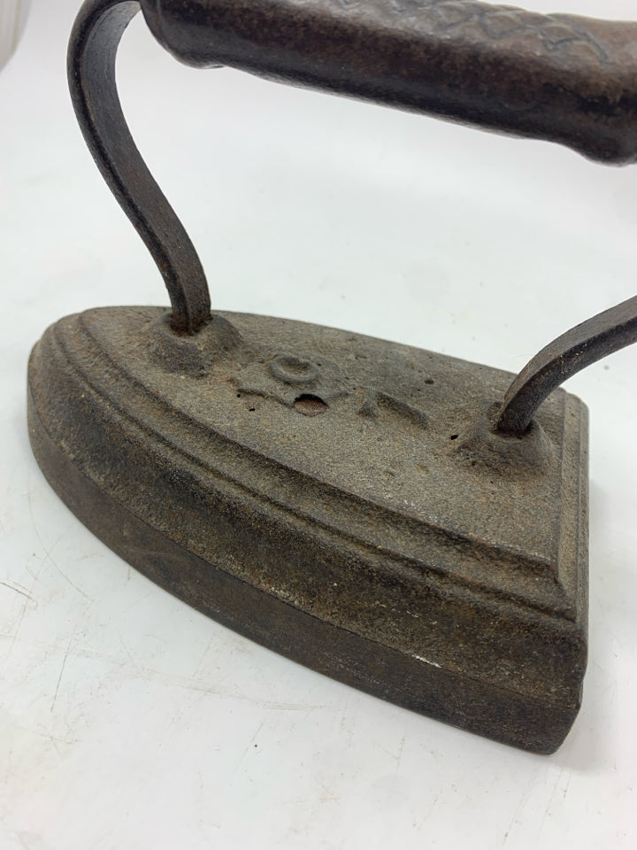 ANTIQUE SAD CAST IRON IRON.