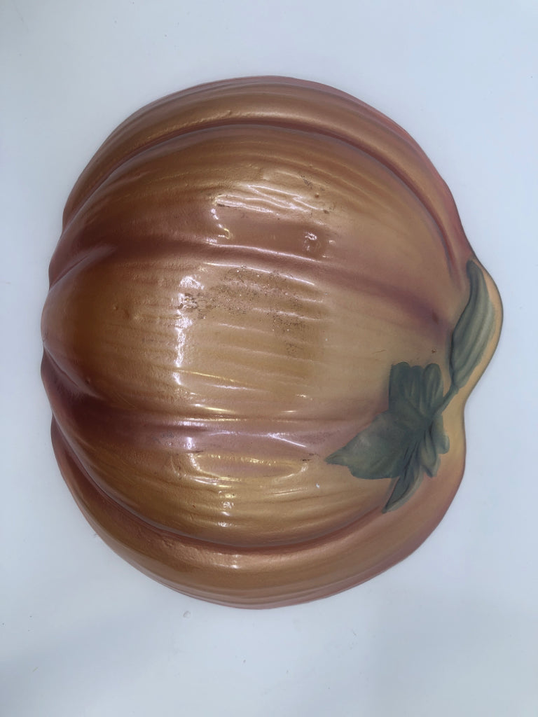 GLASS PUMPKIN SHAPED CENTERPIECE BOWL.