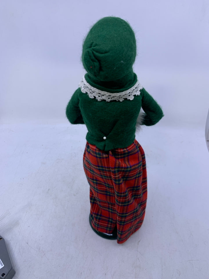 WOMAN CAROLER RED PLAID DRESS WHITE FUR MUFF 1988 BYERS' CHOICE.