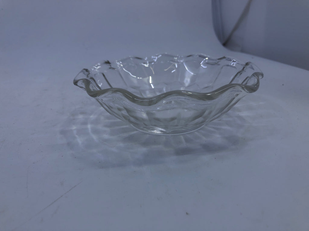 3 RUFFLED GLASS BOWLS.