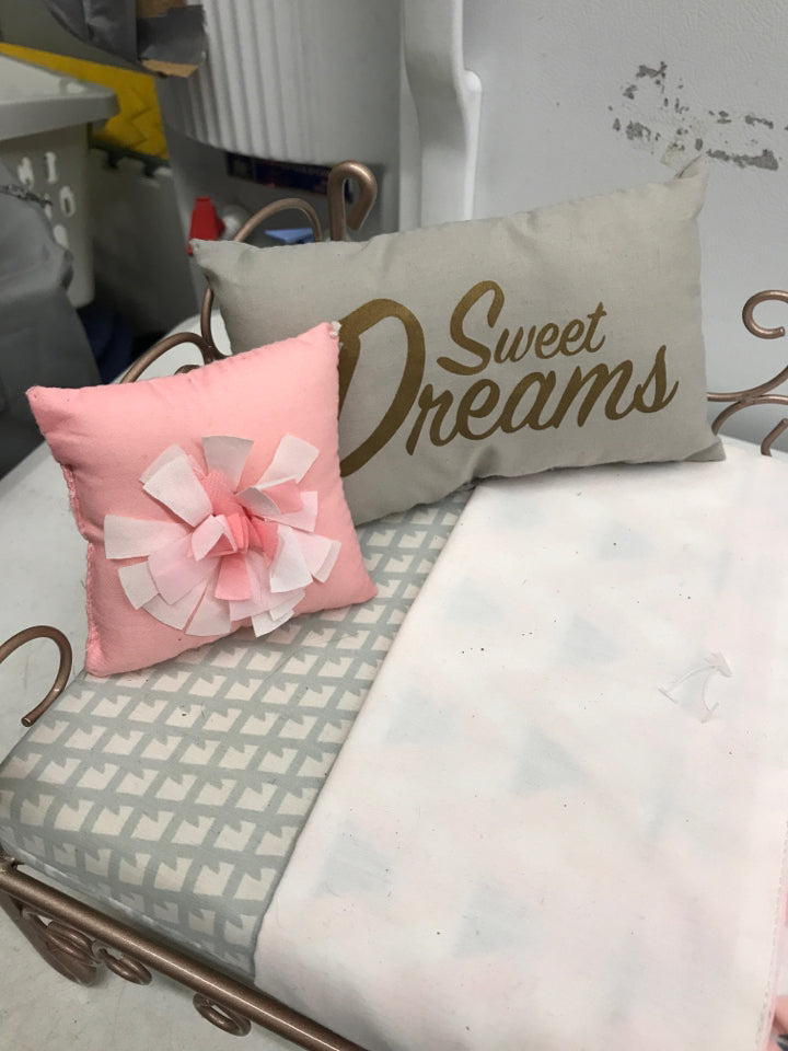 OG Our Generation Battat Brass-Colored Day Bed For 18” Dolls w/Bedding & Pillows