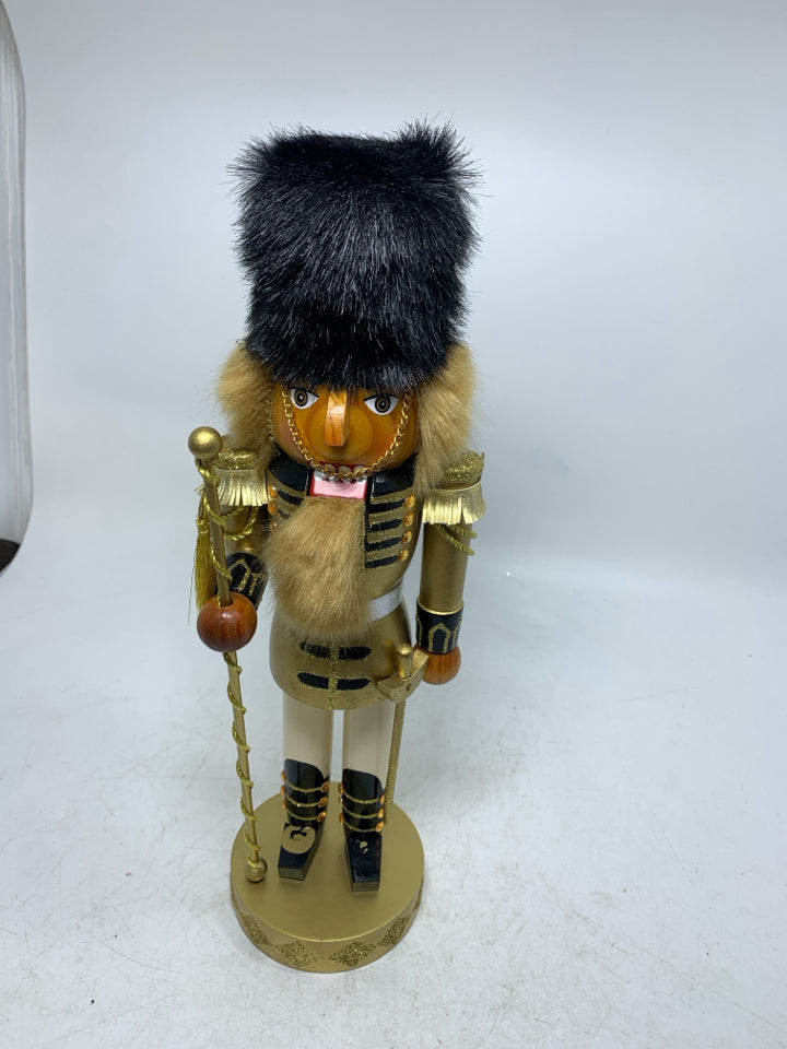 VTG IN BOX NUTCRACKER VILLAGE IN GOLD SOLDIER.