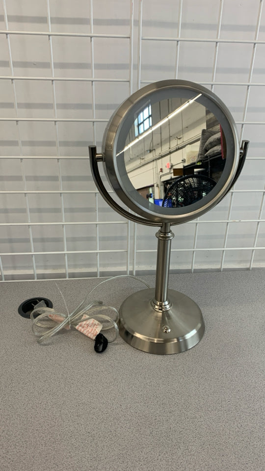 SILVER MAGNIFYING MIRROR W/LIGHT.