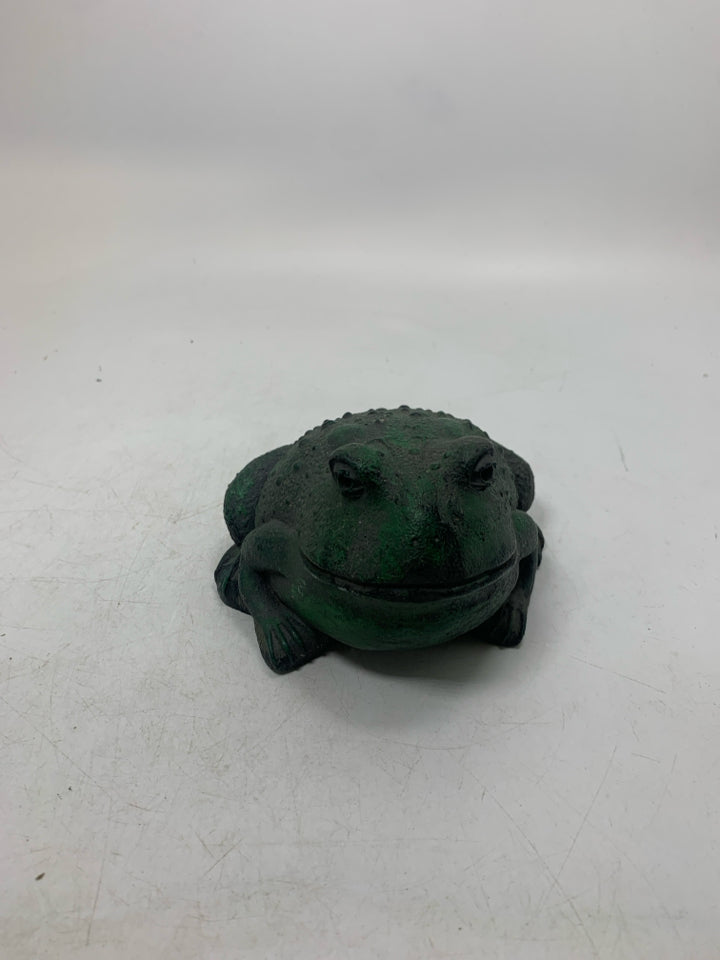 RESIN DISTRESSED GREEN TOAD.