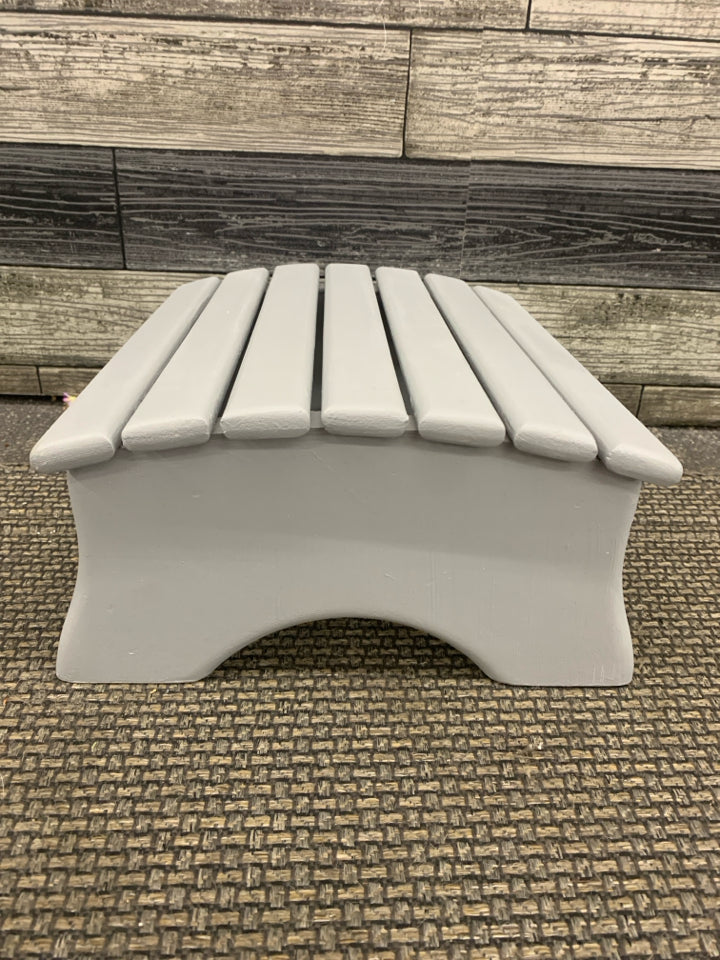 GREY PAINTED WOOD FOOT STOOL.