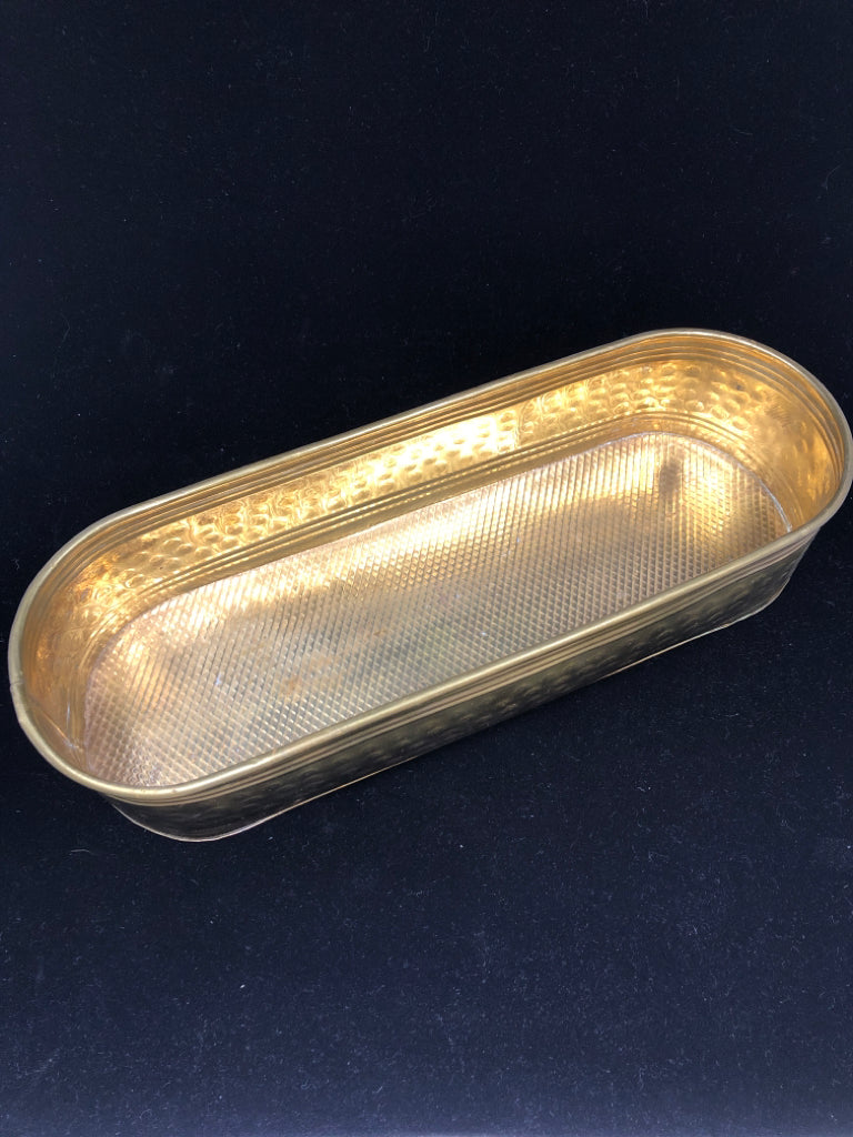 VTG HAMMERED BRASS OVAL PLANTER.