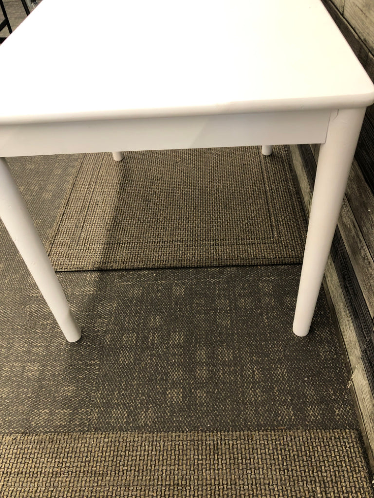 SMALL WHITE PAINTED TABLE.