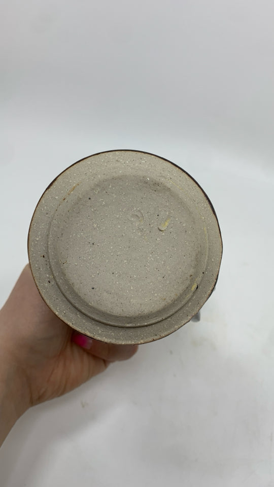 WHITE/BROWN DRIP GLAZE POTTERY MUG.