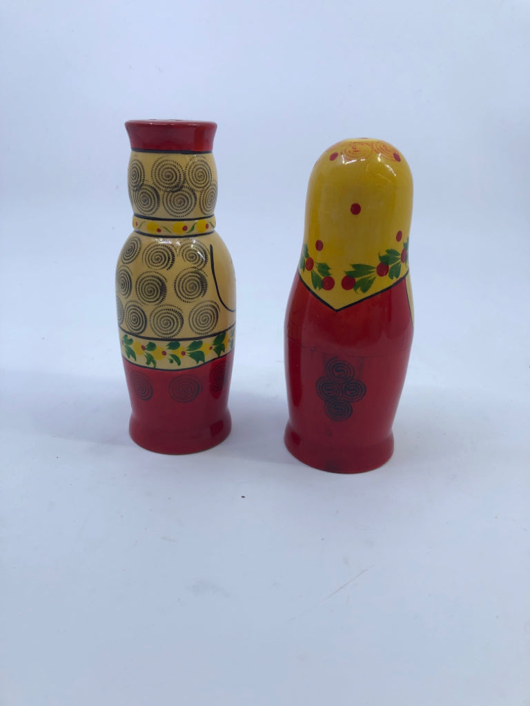 2 RUSSIAN DOLLS MAN/WOMAN S/P SHAKERS.