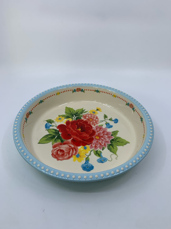 FLORAL BOUQUET IN CENTER W/ LIGHT BLUE BEADED EGE PIE DISH.