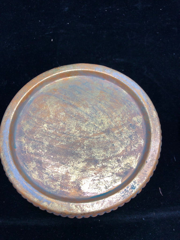 ROUND GOLD FLORAL KEEPSAKE BOX W/ LID.