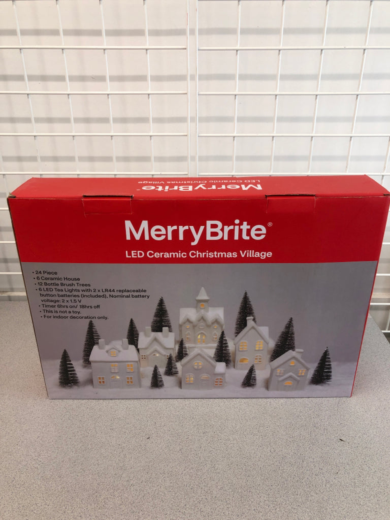 NIB 24PC CERAMIC CHRISTMAS VILLAGE SET.