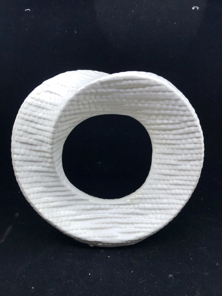 WHITE ROUND CERAMIC CENTERPIECE.
