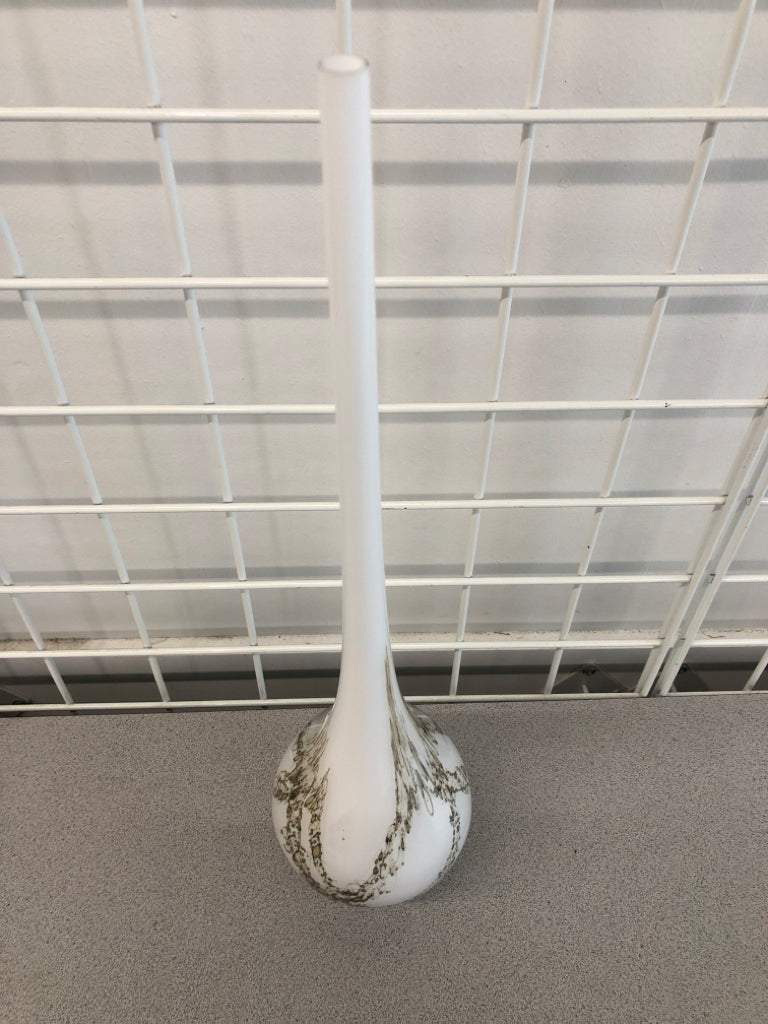 TALL WHITE GLASS VASE GOLDEN MESH PATTERN.