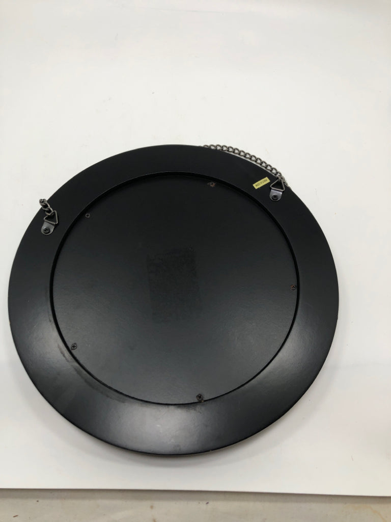 ROUND BLACK HANGING MIRROR.