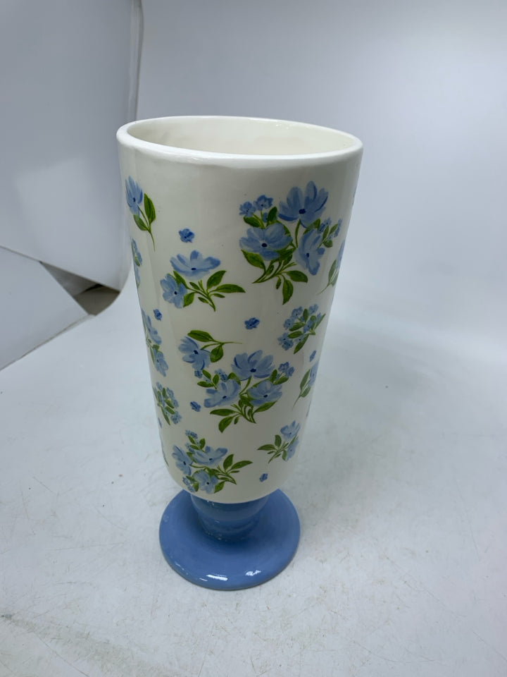 LIGHT BLUE FOOTED CHERRYWOOD LANE VASE W/ FLOWERS.