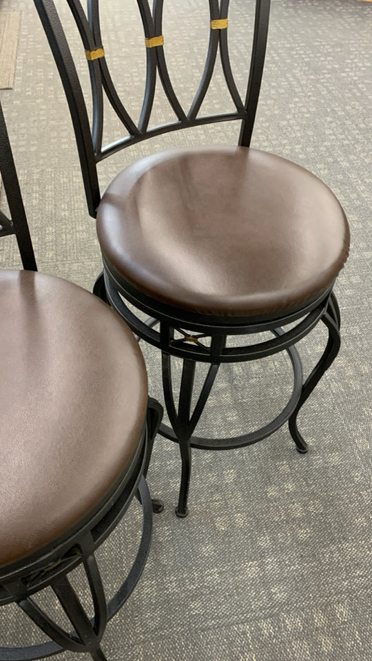 2 METAL BAR STOOLS W/FAUX LEATHER SEATS.