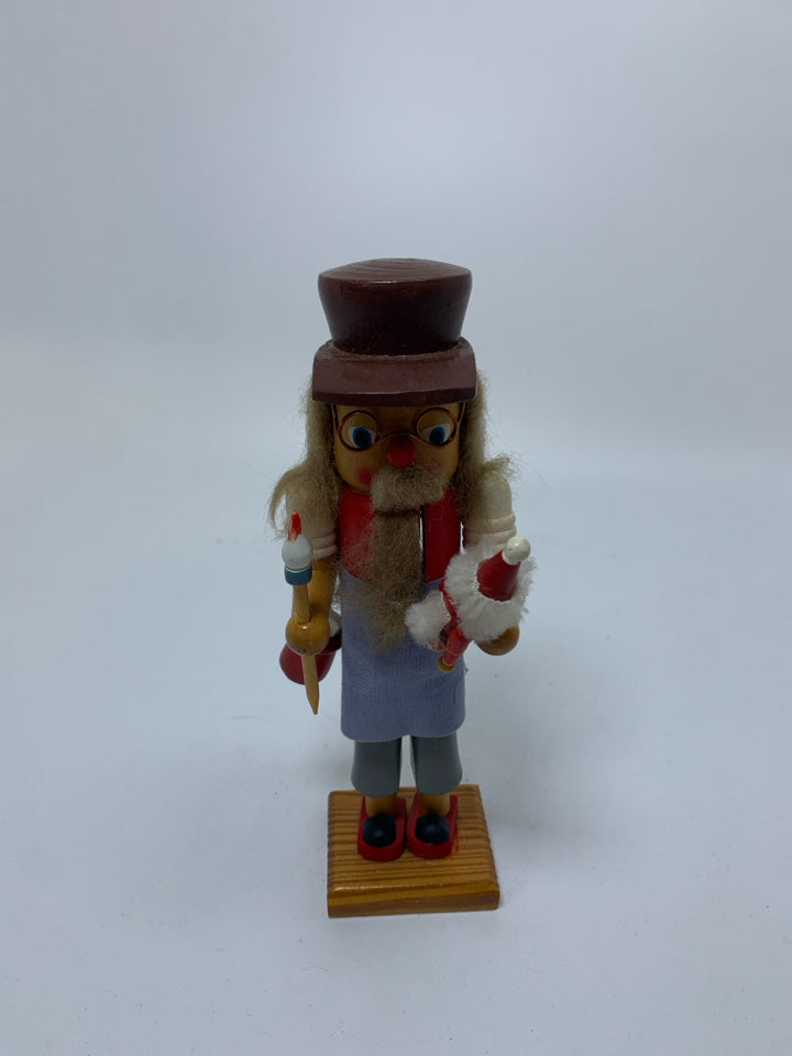 SMALL NUTCRACKER PAINTING A MINI NUTCRACKER.