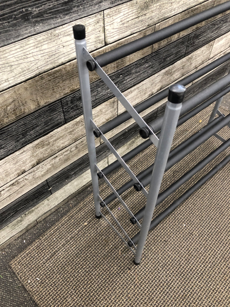 ADJUSTABLE SHOE RACK.