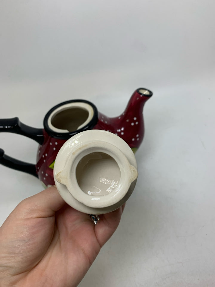FOOTED PEAR DETAILED TEAPOT W/ BLACK HANDLE.