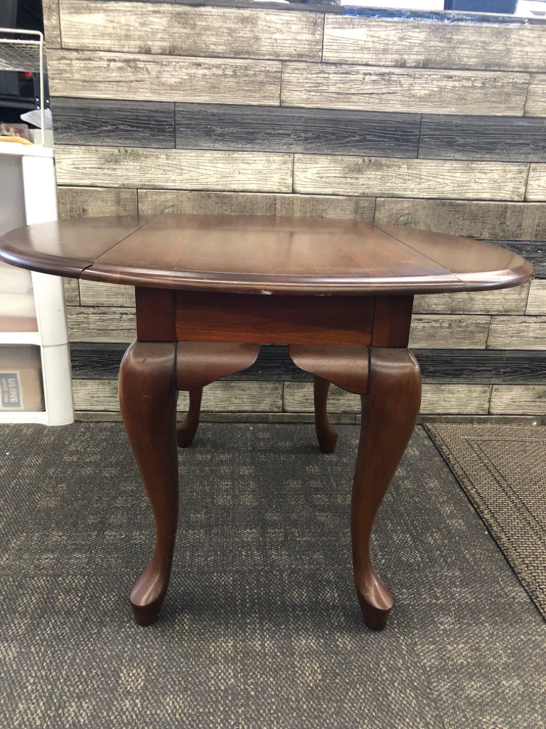OVAL CHERRY WOOD DROP SIDE TABLE.